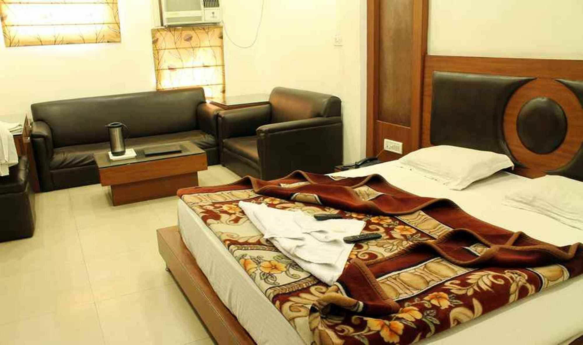 Hotel Lav Kush Deluxe " 3 Min Walking From New Delhi Railway Station " Kültér fotó